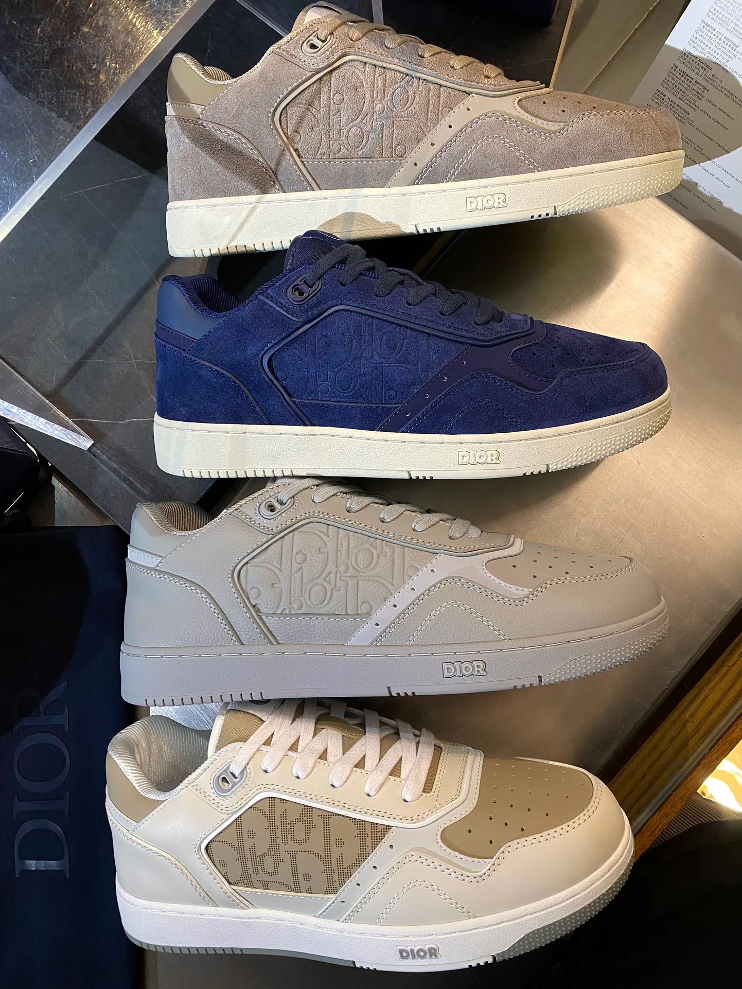 💰780 Dior| New B27 style for men and women ♞size; women 35~40, men 38~47 B27 is so handsome! The best and most eye-catching Dior wear is B27. The combination is invincible. It is versatile for everyday use and you don’t have to choose any combination. B27 feels comfortable on your feet. If you like this simple and elegant color scheme, you must buy it.